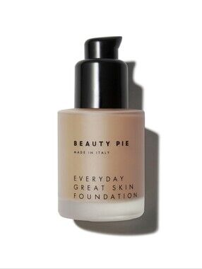 New'Beauty Pie Great Skin Foundation in the shade 250 Wheaty 30 mL
